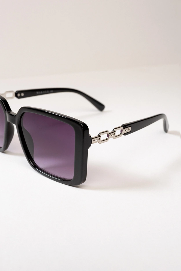 Czarne okulary przeciwsłoneczne z ozdobnymi zausznikami Makalu