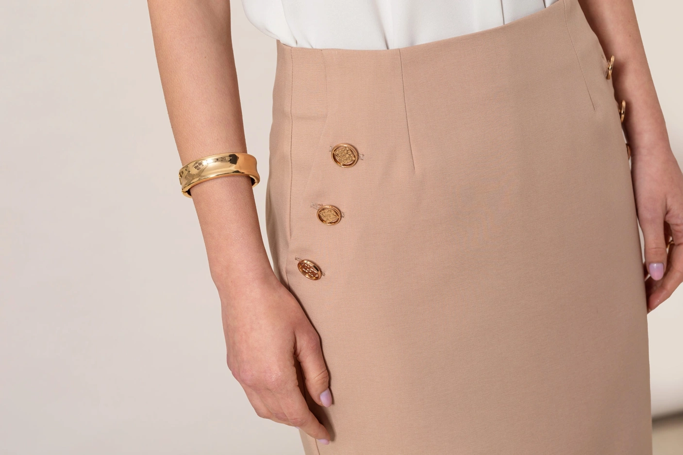 Ołówkowa spódnica ze złotymi guzikami Makalu