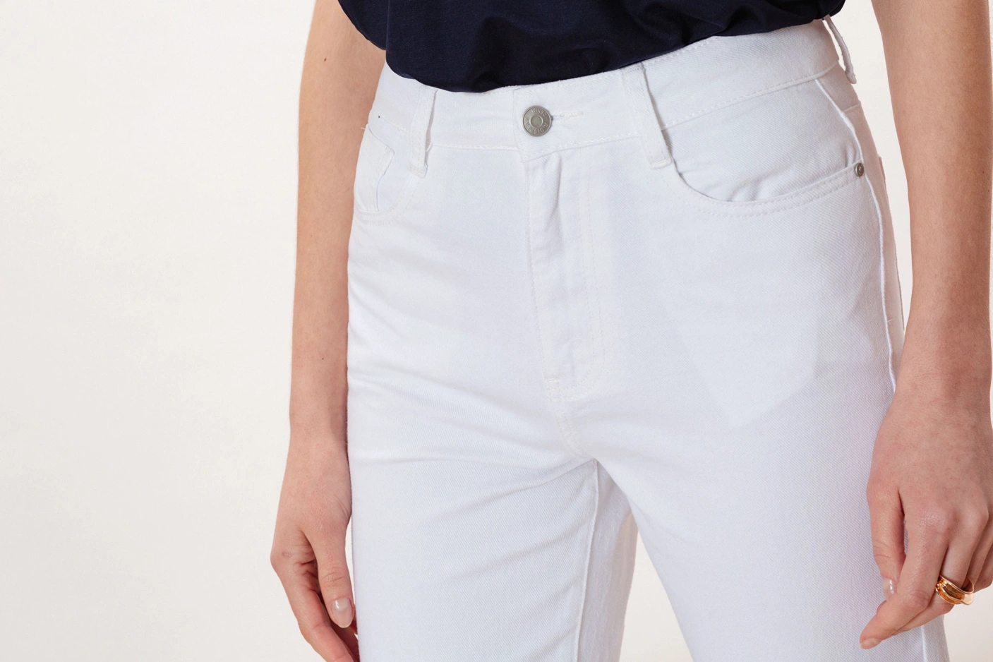 Białe jeansy ze zwężaną nogawką Makalu
