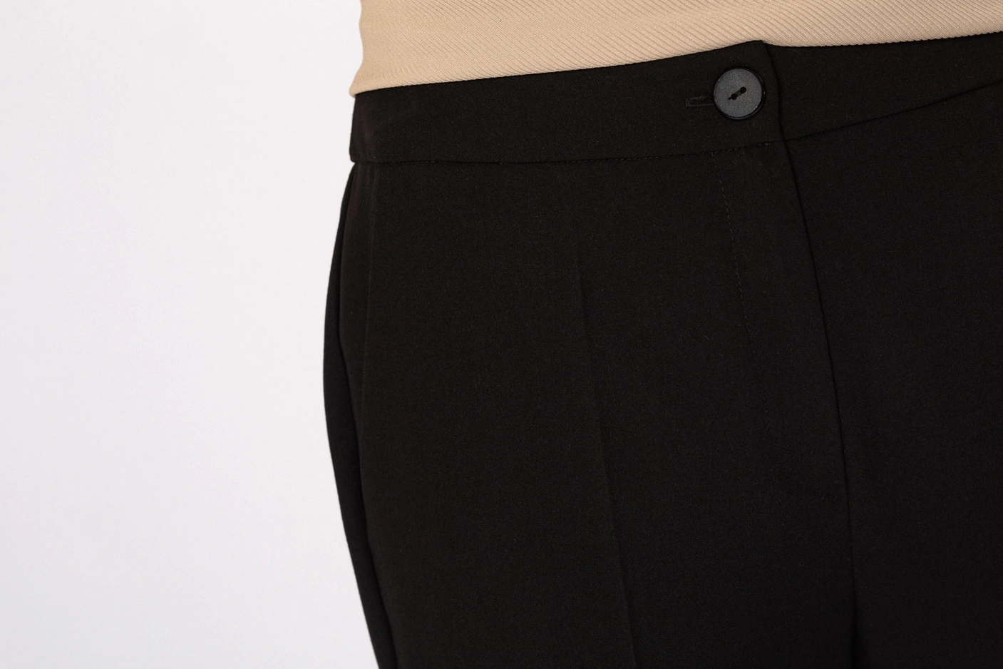 Czarne spodnie z kantem i szeroką nogawką Makalu