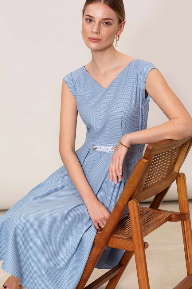 Rozkloszowana sukienka w niebiesko-białą kratkę Makalu
