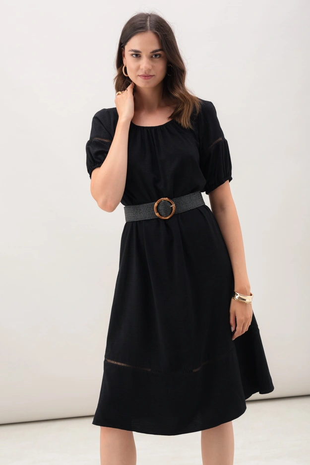 Czarna sukienka w prążki z ażurową taśmą Makalu