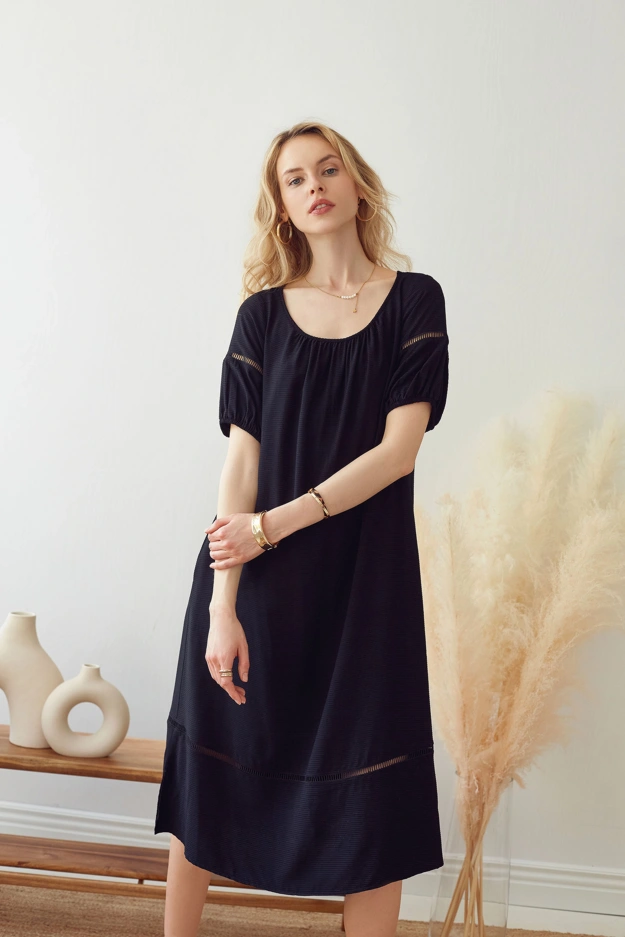 Czarna sukienka w prążki z ażurową taśmą Makalu