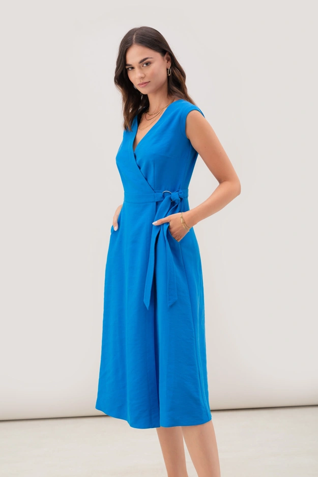 Kopertowa sukienka w niebieskim kolorze Makalu
