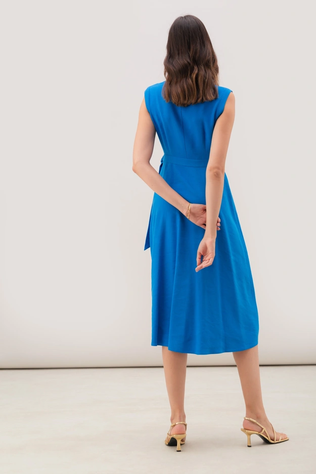 Kopertowa sukienka w niebieskim kolorze Makalu